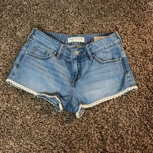 Bullhead shorts with lace trim